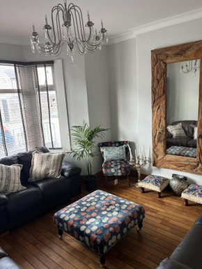 Adanhouse-stockland spacious 5 bedroom house sleeps 12 private garden